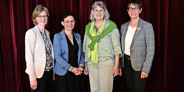 Geschäftsführerin Kathrin Bieri (links) und Präsidentin Anne Challandes (rechts) begrüssen Rahel Brütsch (2. v. links) sowie Sabine Bosshard (3. v. links), neu im Vorstand. 