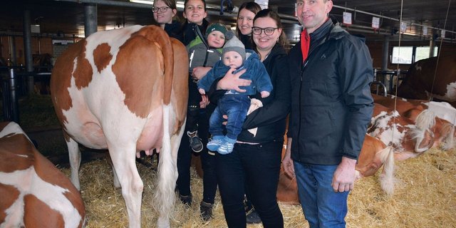 Züchter Walter Schnider mit seinen Töchtern Mirjam, Lydia, Daniela und Gisela (v. l.) und den beiden Enkeln.