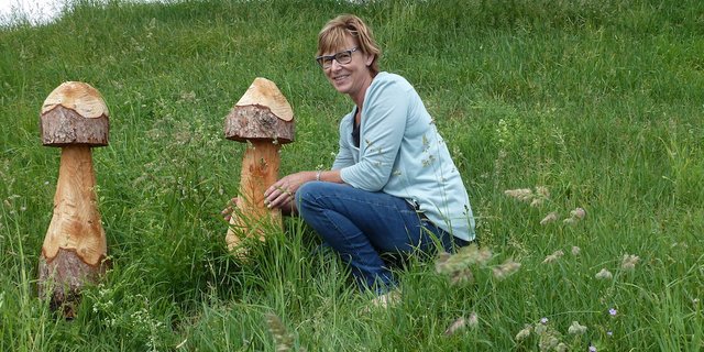 Um auf ihr Angebot für Pilz-Hölzer aufmerksam zu machen, hat Cornelia Keller zwei Pilze aus Holz geschnitzt. (Bild jsc)