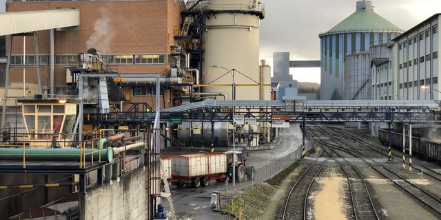 Aufgrund der schlechten Ernte in der Westschweiz fehlen in der Zuckerfabrik Aarberg Zuckerrüben. Es müssen Rüben aus der Ostschweiz nach Aarberg umgeleitet werden, damit die Fabrik ausgelastet wird. (Bild Katrin Erfurt)