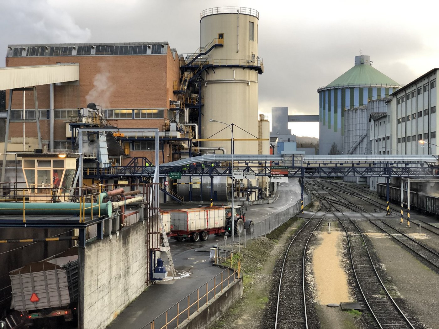 Aufgrund der schlechten Ernte in der Westschweiz fehlen in der Zuckerfabrik Aarberg Zuckerrüben. Es müssen Rüben aus der Ostschweiz nach Aarberg umgeleitet werden, damit die Fabrik ausgelastet wird. (Bild Katrin Erfurt)