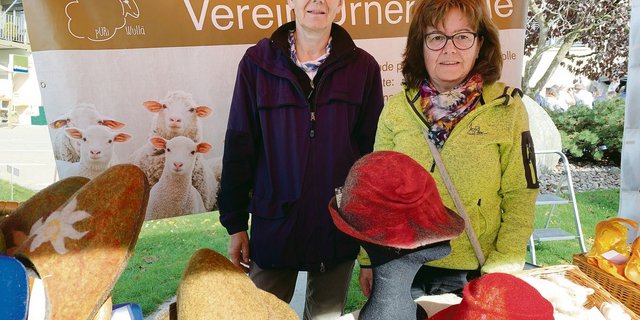 Frieda Steffen (l.) und Elisabeth Baumann, Präsidentin des Vereins Urner Wolle, mit Filzhüten aus Urner Schafwolle.(Bilder js)