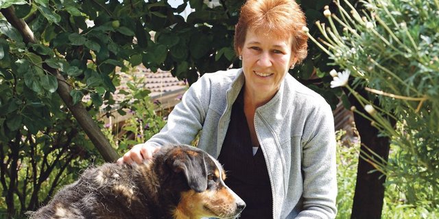 Monika Streit mit Hofhündin Selma, die sich mit einem Leckerli zum Fototermin überreden liess. Mit der richtigen Verpflegung geht eben vieles einfacher, weiss die Bäuerin aus Veltheim. (Bild Ruth Aerni)