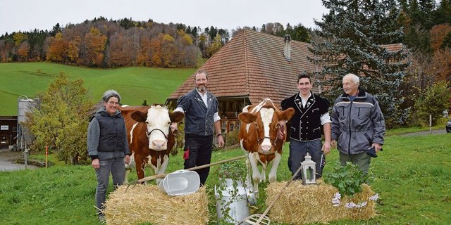 Susanne und Urs Bernhard mit Sohn Nils und dem Grossvater Hans-Ueli Bernhard. An der Halfter die Zwillingskühe Juni und Juli. Zwei Stadler-Töchter, welche kürzlich die 100 000er-Milchmarke überschritten haben.