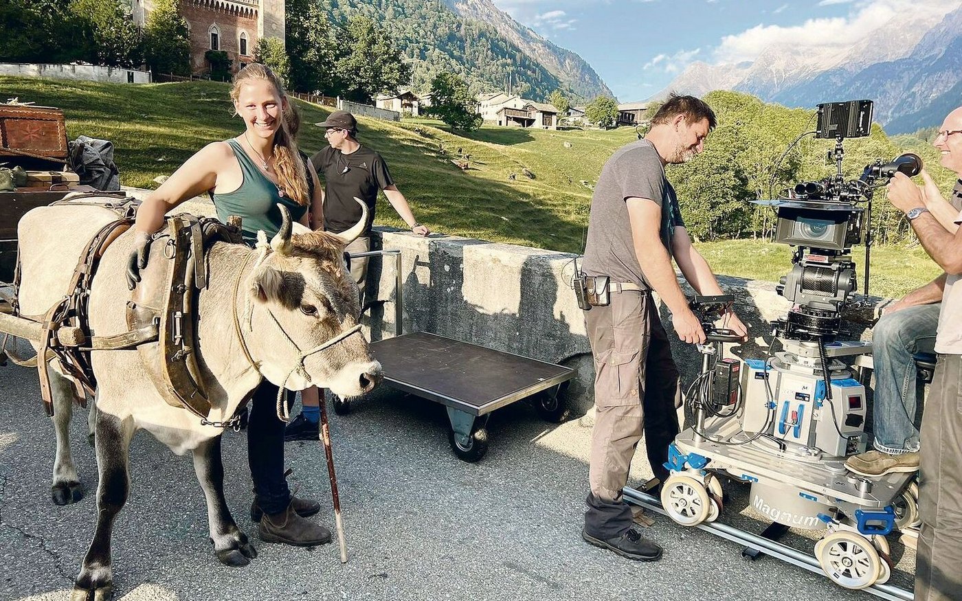 Vera Hofer mit Elly am Filmset von «Jakobs Ross». Während zwei Monaten war die Kuh für die Dreharbeiten im Tessin untergebracht.