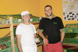 Porträt: “Die Leute wollen den Bauern hinter dem Stand sehen, das ist ihnen wichtig." Samuel Theiler (rechts) und Hans-Ulrich Fankhauser bewirtschaften den vielseitigen Bio-Wäberhof in Ins gemeinsam. Produziert wird auch nicht Alltägliches. Die Verantwortlichkeiten sind dabei ganz klar geregelt.
