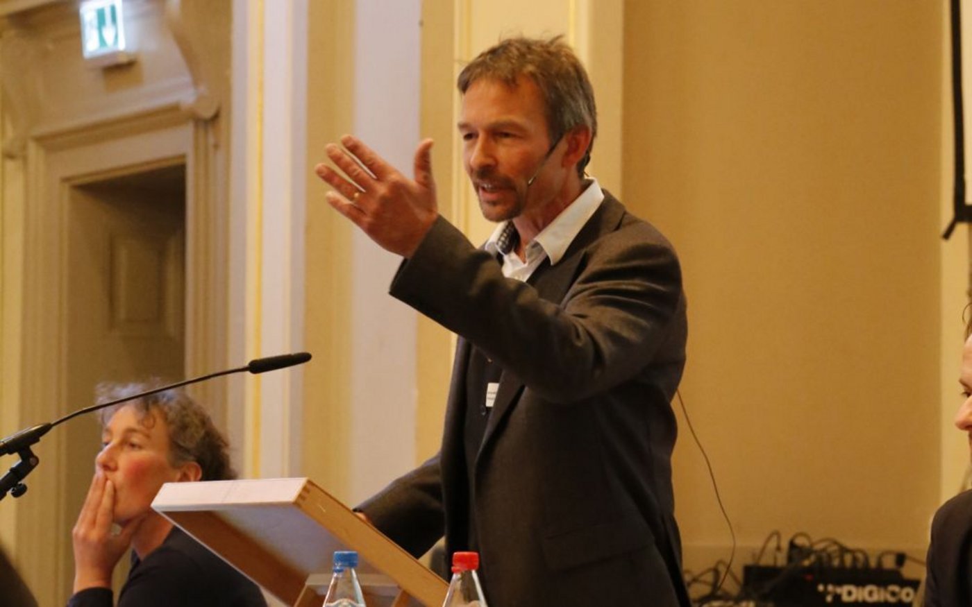 Engagiert: Präsident Urs Brändli an der heutigen Delegiertenversammlung. (Bild: BauZ)