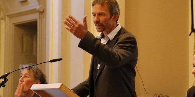 Engagiert: Präsident Urs Brändli an der heutigen Delegiertenversammlung. (Bild: BauZ)