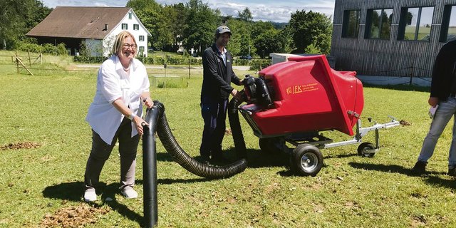 Staubsauger für Pferdeäpfel: Organisatorin Bettina Ehrbar probiert einen Paddock Cleaner aus, der am Pferdepensionstag am Strickhof gezeigt wurde.			(Bild Alexandra Stückelberger)