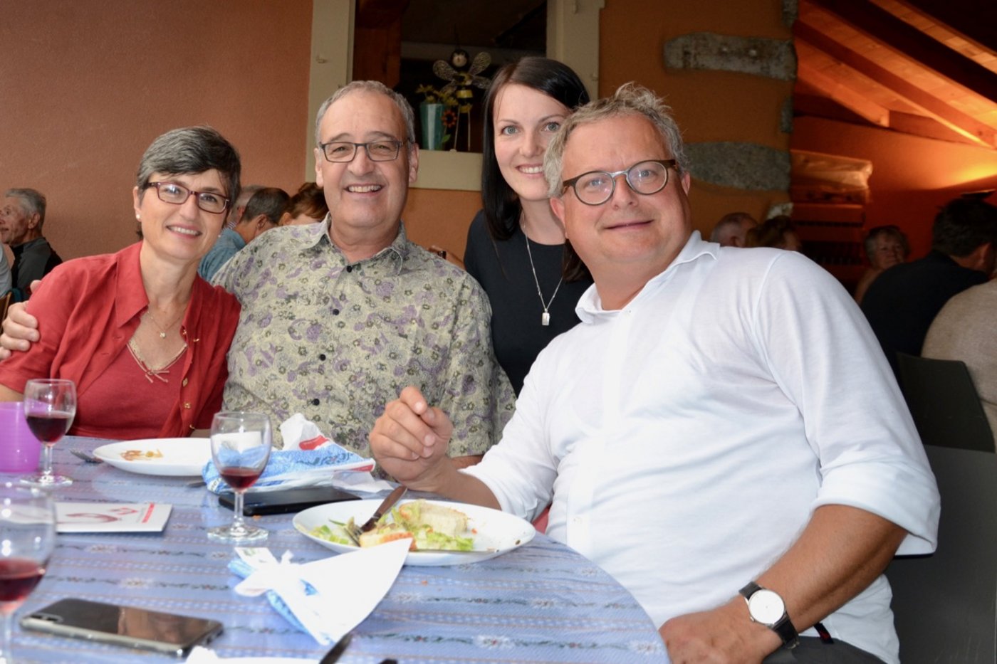 Guy Parmelin mit seiner Gattin Caroline (links), Andrea Oldani vom Schweizer Bauernverband, die dort für den 1.-August-Brunch zuständig ist, und mit Werner de Schepper, Co-Chefredaktor der "Schweizer Illustrierten". (Bilder jw) 