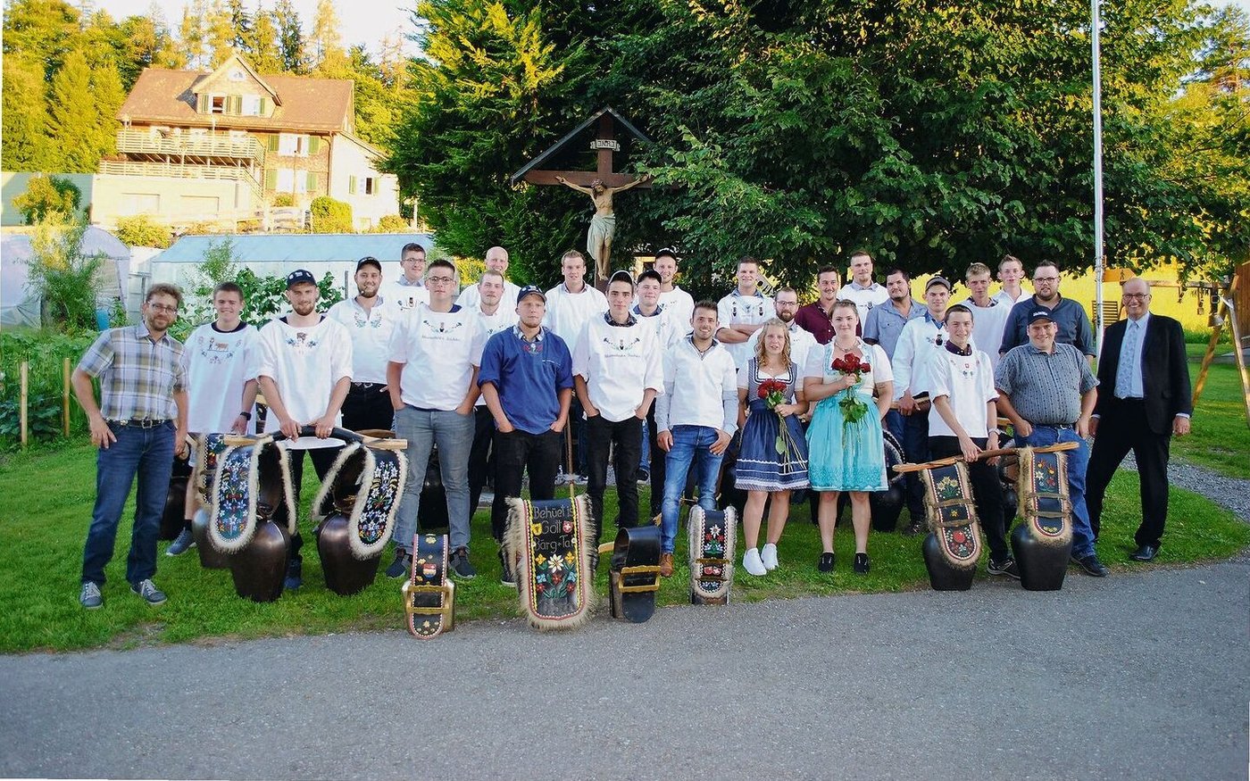 Klassenfoto mit zwei Landwirtinnen und 24 Landwirten, Klassenlehrer Erich von Ah (l.) und Nationalrat Markus Ritter (r.)  