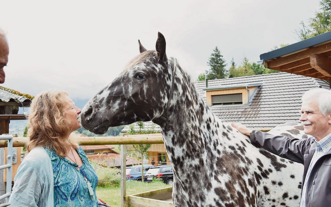 Eine der Teilnehmerinnen, die letztes Jahr mit der Plaktette «Der gute Stall STS» ausgezeichnet wurde: Priska Mathys aus Seftigen BE. Ihr ist es ein Anliegen, dass ihre Pferde auch im Winter viel Bewegung haben. Rechts im Bild: Juror Hanspeter Meier.