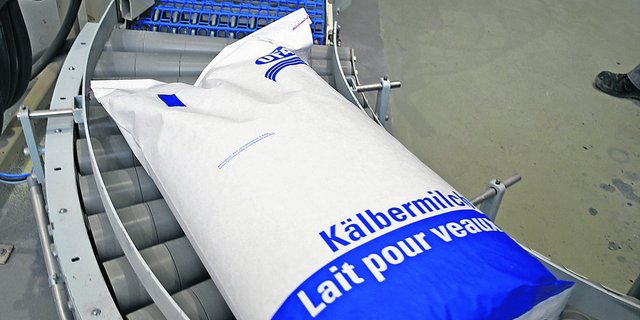 Mit erheblichen Investitionen in den Sprühturm in Sursee LU wird die ­Qualität von UFA-Kälbermilch weiter verbessert. (Bild: Anton Haas)