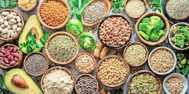 Hülsenfrüchte wie Erbsen, Kichererbsen, Soja, Lupinen oder Bohnen sind oft die Grundlage für Fleischalternativen. Zum Einsatz kommen auch Weizen, Gemüse oder Pilze.