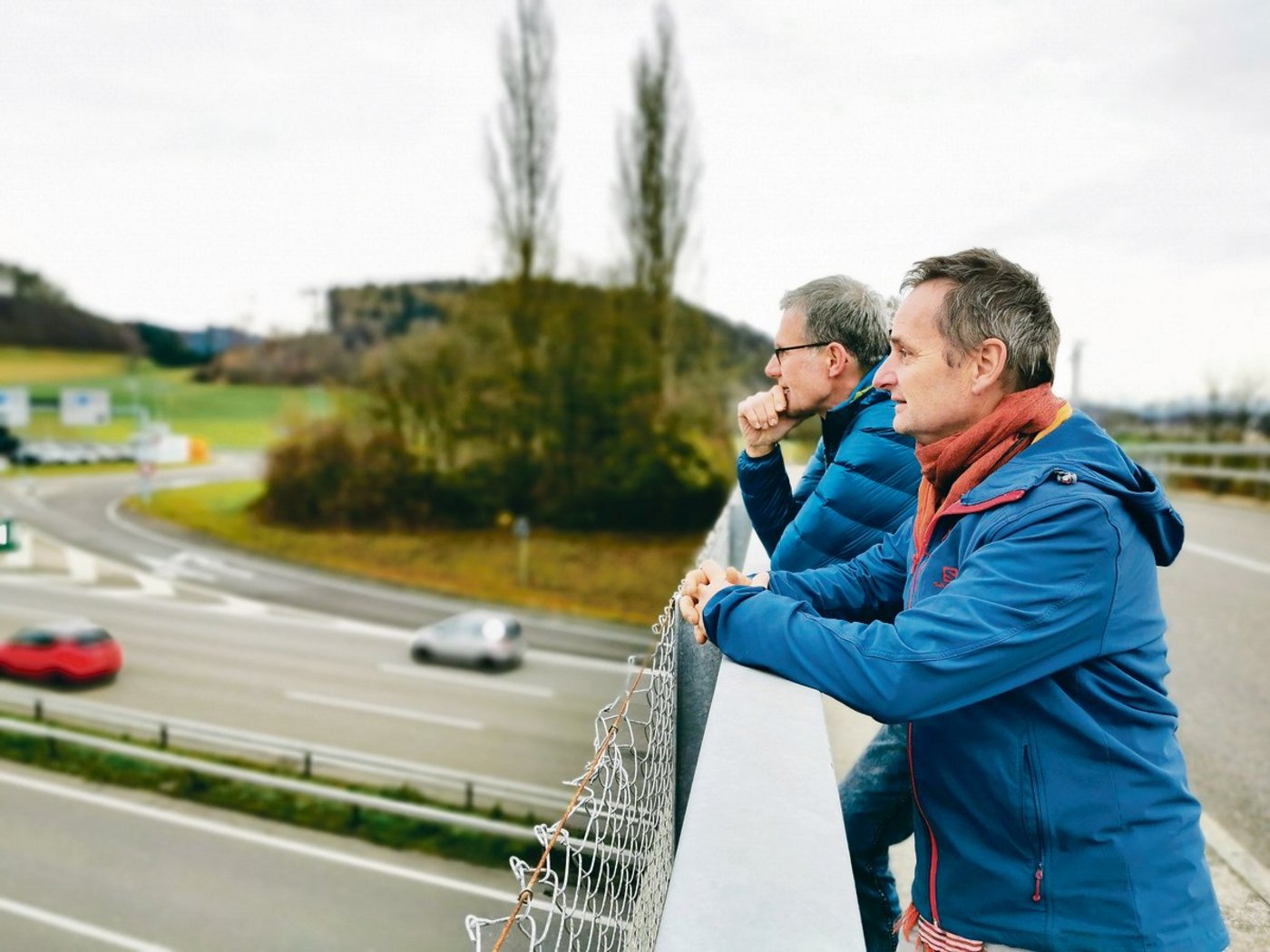 Von der Raststätte Grauholz aus blicken Stefan Moser (hinten) und Rüedu Schüpbach auf die Autobahn. Es ist ein Ort, an dem sich die beiden Landwirte und Berater oft treffen, auch wenn das auf den ersten Blick seltsam wirkt. (Bild Simone Barth)