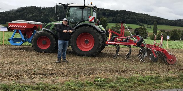 Projektleiter Nico Helmstetter mit dem dreibalkigen Grubber Terrano 3 FX von Horsch, der mit einer 40 mm breiten Lockerungsschare ausgestattet ist und beim Rapsversuch zum Einsatz kommt. (Bild Alexandra Stückelberger)
