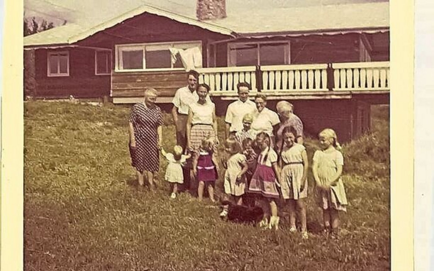 «Es ist das einzige Foto, das ich von ihr habe», schreibt Marianne Stamm über ihre Tante, die ganz links neben Gottlieb und Helen Lehmann steht.