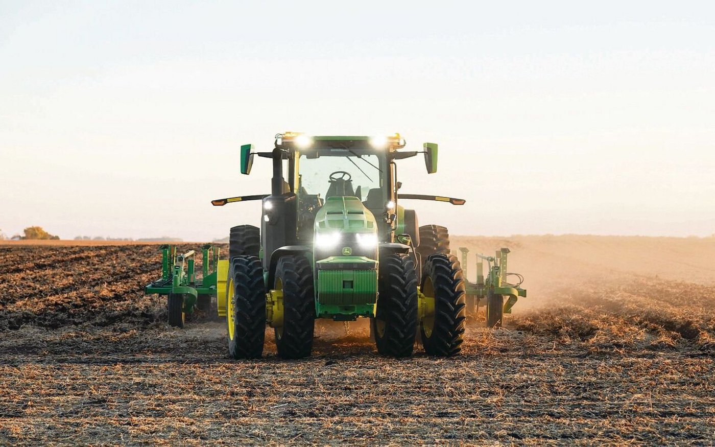 Fährt wie von Geisterhand: Der neue autonome Traktor von John Deere braucht keinen Fahrer mehr, sobald er auf dem Feld steht. Das Lenken übernimmt eine künstliche Intelligenz. Der auf einem 8R basierende Traktor soll noch in diesem Jahr in den Verkauf kommen. 