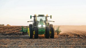 Fährt wie von Geisterhand: Der neue autonome Traktor von John Deere braucht keinen Fahrer mehr, sobald er auf dem Feld steht. Das Lenken übernimmt eine künstliche Intelligenz. Der auf einem 8R basierende Traktor soll noch in diesem Jahr in den Verkauf kommen. 