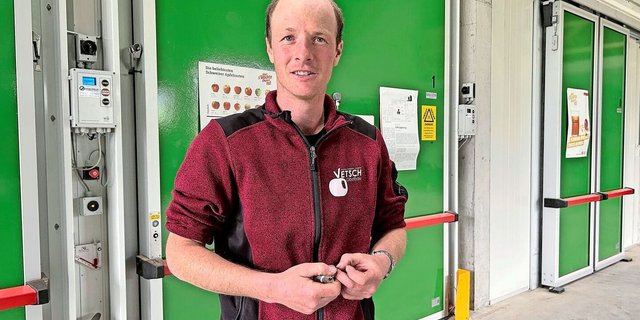Obstbaumeister Lukas Vetsch verfügt seit 2023 über eigene CA-Lager. So kann er je nach Vermarktungs- und Verarbeitungsbedarf selbst auslagern und die Qualität hoch halten. 