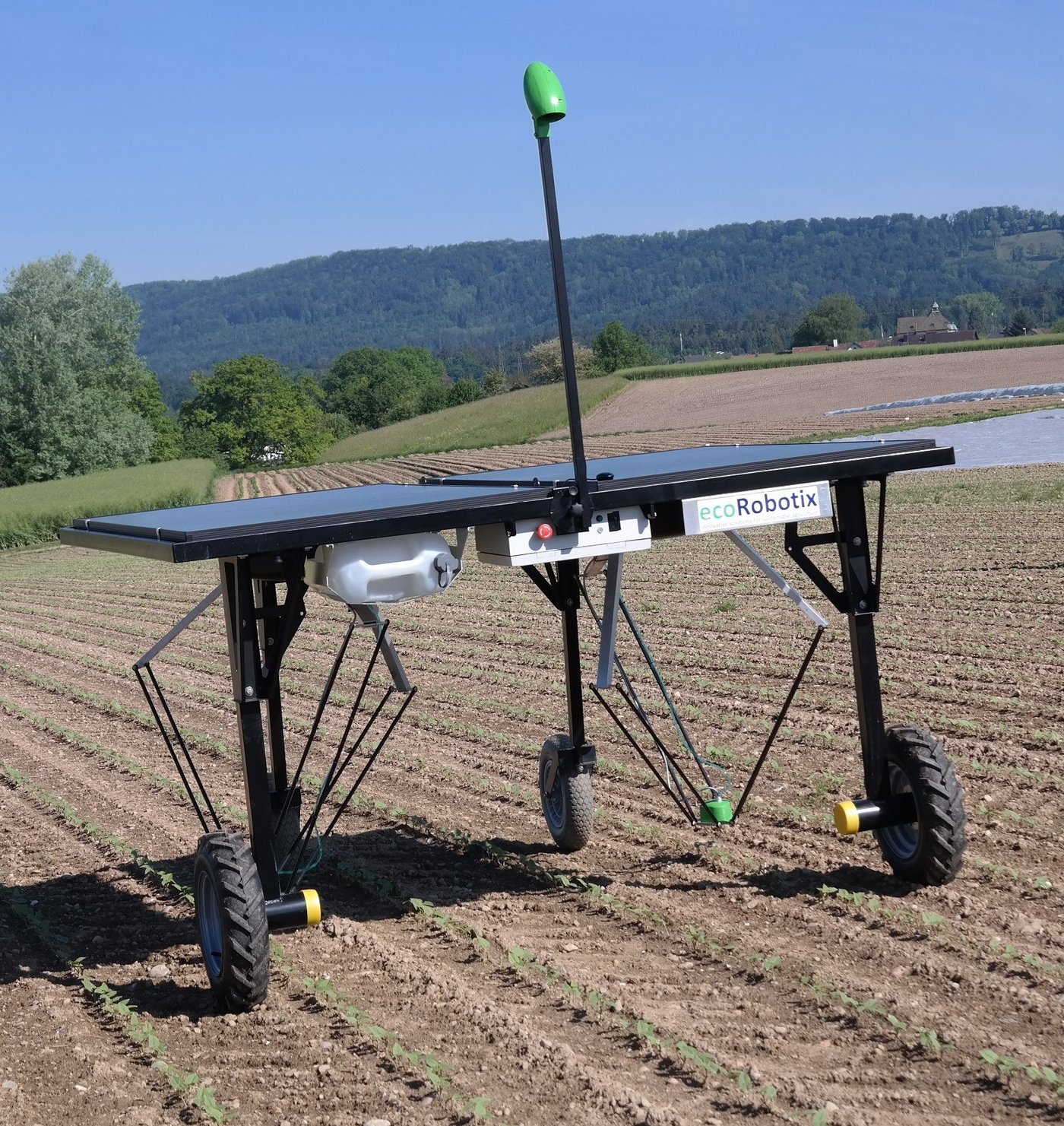 Die Neuheit ecoRobotix ist solarbetrieben und CPS-gesteuert und arbeitet dadurch selbständig. (Bilder Josef Kottmann)