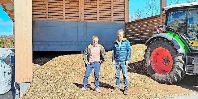 Benjamin Schmeisser und Sylvan Oehen (r.) von Energy Ocean beim Schnitzellager der Pyrolyseanlage in Luthern. 