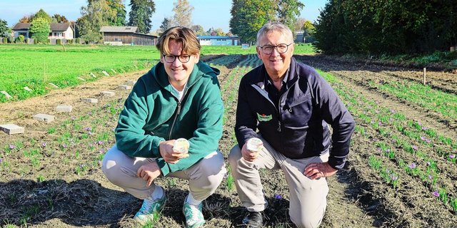 Sean Schmid (links) und Markus Wetter, Inhaber der Appenzeller Milch AG. Schmids Safran veredelt die Desserts «Milchreistöpfli» und «Ribelmaistöpfli». 