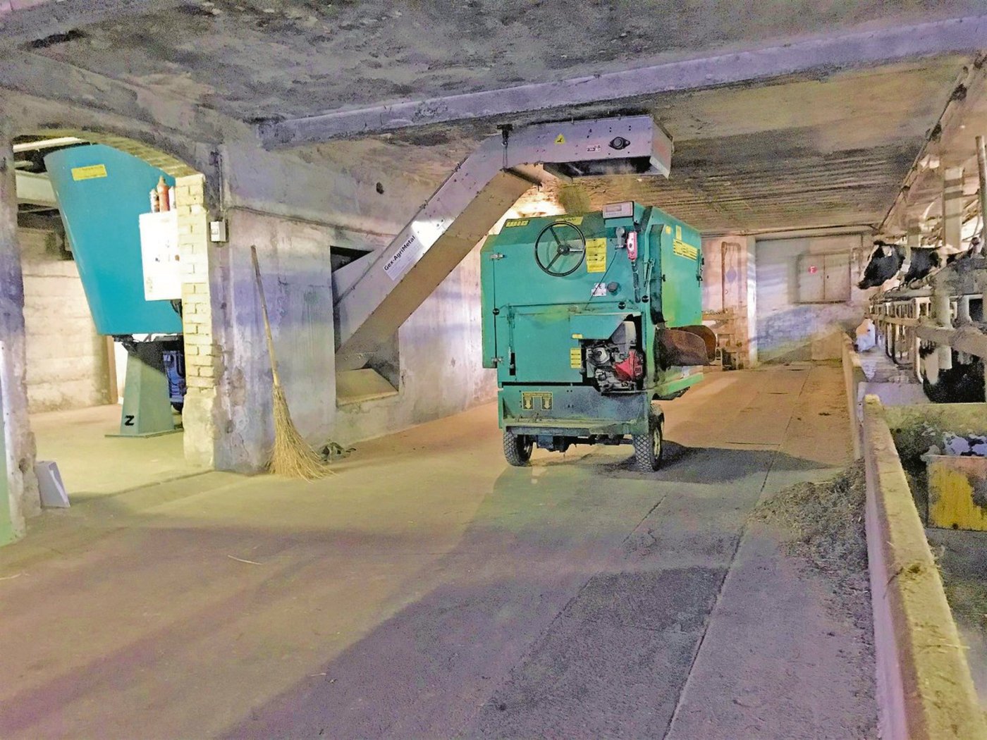 Auf dem Hof von Lukas Streits Eltern sind ein stationärer Elektromischwagen (l.) und ein Verteilerwagen im Einsatz. Dieses System ist komfortabel und gleichzeitig  wirtschaftlich.(Bild Lukas Streit)