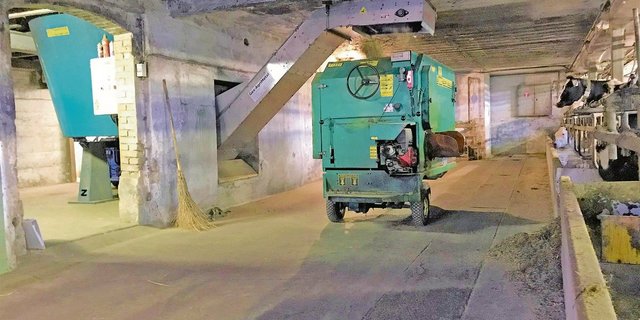 Auf dem Hof von Lukas Streits Eltern sind ein stationärer Elektromischwagen (l.) und ein Verteilerwagen im Einsatz. Dieses System ist komfortabel und gleichzeitig  wirtschaftlich.(Bild Lukas Streit)