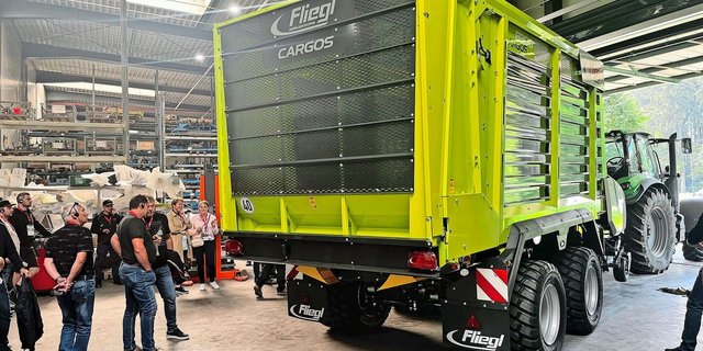 Das Fliegl-Team scheute keinen Aufwand. Zig Maschinen vom AgroTruck bis zum Twist-Line-Pumpfass wurden im Feld vorgeführt.