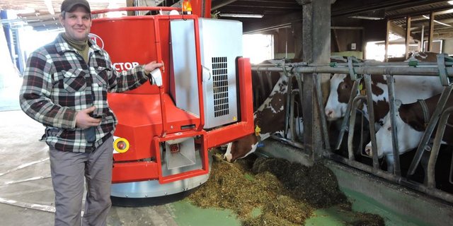 Dank der Zeitersparnis durch das autonomische Fütterungssystem bleibt viel Zeit für andere Tätigkeiten. (Bild Josef Jungo)