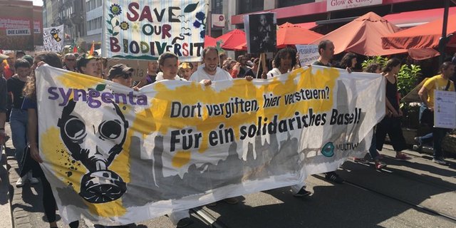 Die bewilligte Demonstration fand zum fünften Mal in Basel statt. (Bild Public Eye/Twitter)