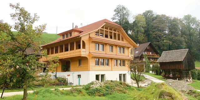 Der Ersatzneubau für das Bauernhaus von Familie Dissler, Altmoos, Wolhusen LU. Auch die bestehende Nachbarbauten sind bereits aus Holz. (Bilder Josef Scherer)