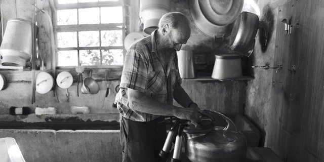 «Sie sollte im Ballenberg sein», sagt Münchi Hänsu über seine Melkmaschine mit Hängeeimer. (Bild Pinaki)