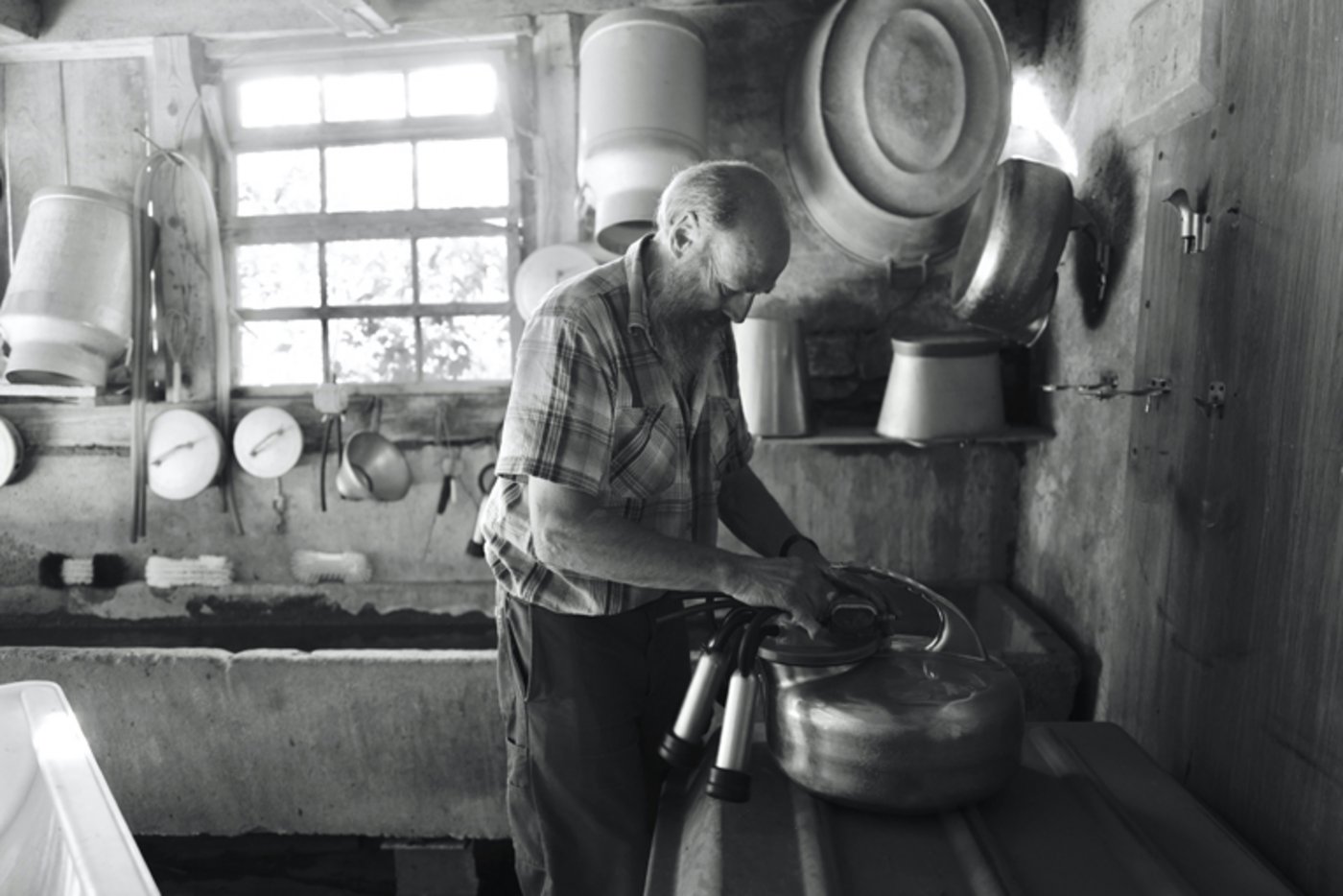 «Sie sollte im Ballenberg sein», sagt Münchi Hänsu über seine Melkmaschine mit Hängeeimer. (Bild Pinaki)