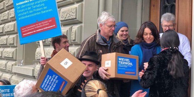 Die Initianten übergeben die Unterschriften an die Bundeskanzlei. (Bild Katrin Erfurt)