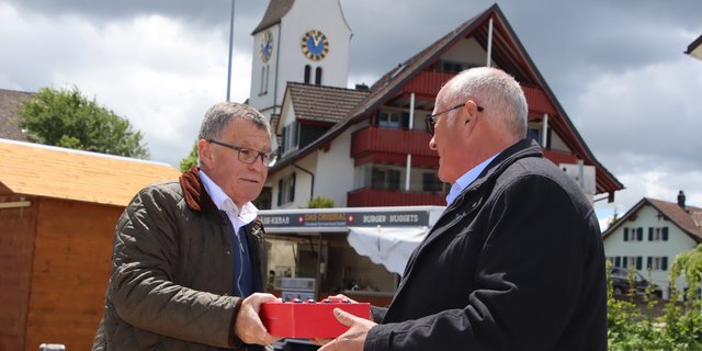 Ernst Stocker (links) bedankt sich bei seinem Vorgänger Markus Kägi für dessen 13-jähriges engagiertes Wirken als Präsident der Zürcher Landwirtschaftlichen Kreditkasse. (Roland Müller)