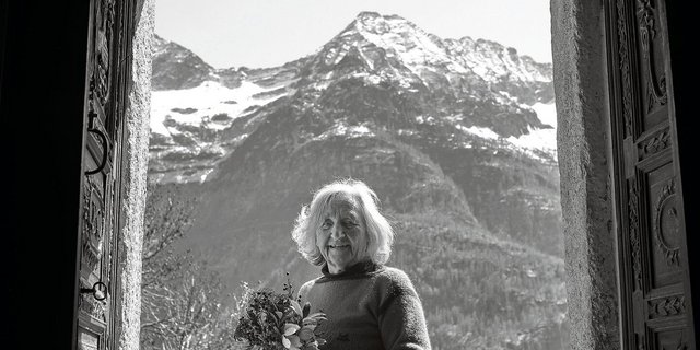 Lucia, die Blumen aus ihrem Garten in die Kapelle nebenan bringt.