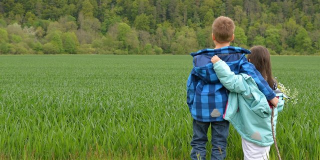 Bei der Nachhaltigkiet geht es unter anderem darum, eine intakte Umwelt für die nächsten Generationen zu bewahren.  Es wird vermehrt betont, dass um dieses Ziel zu erreichen, der Konsum und alle Akteure der Wertschöpfungskette als Teile des Systems «Ernährung» miteinbezogen werden müssen. (Bild blickpixel/Pixabay)