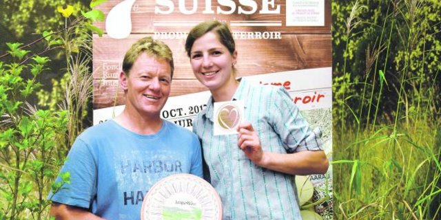 Auch eine Bronze-Medaille kann die Wertschöpfung dieses Juraparkkäse «vergolden». Erhalten haben den Preis Arno Wernle und Susanne Frey aus dem Aargau. (Bild Jasmine Baumann)