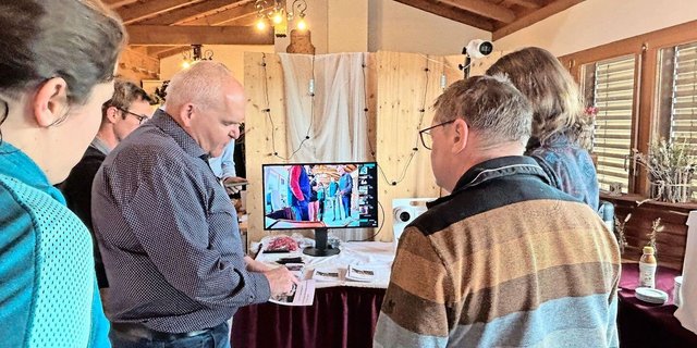 Jörg Kaufmann erklärt den Teilnehmer(innen) die Videoüberwachungsanlagen, die sein Unternehmen anbietet. 