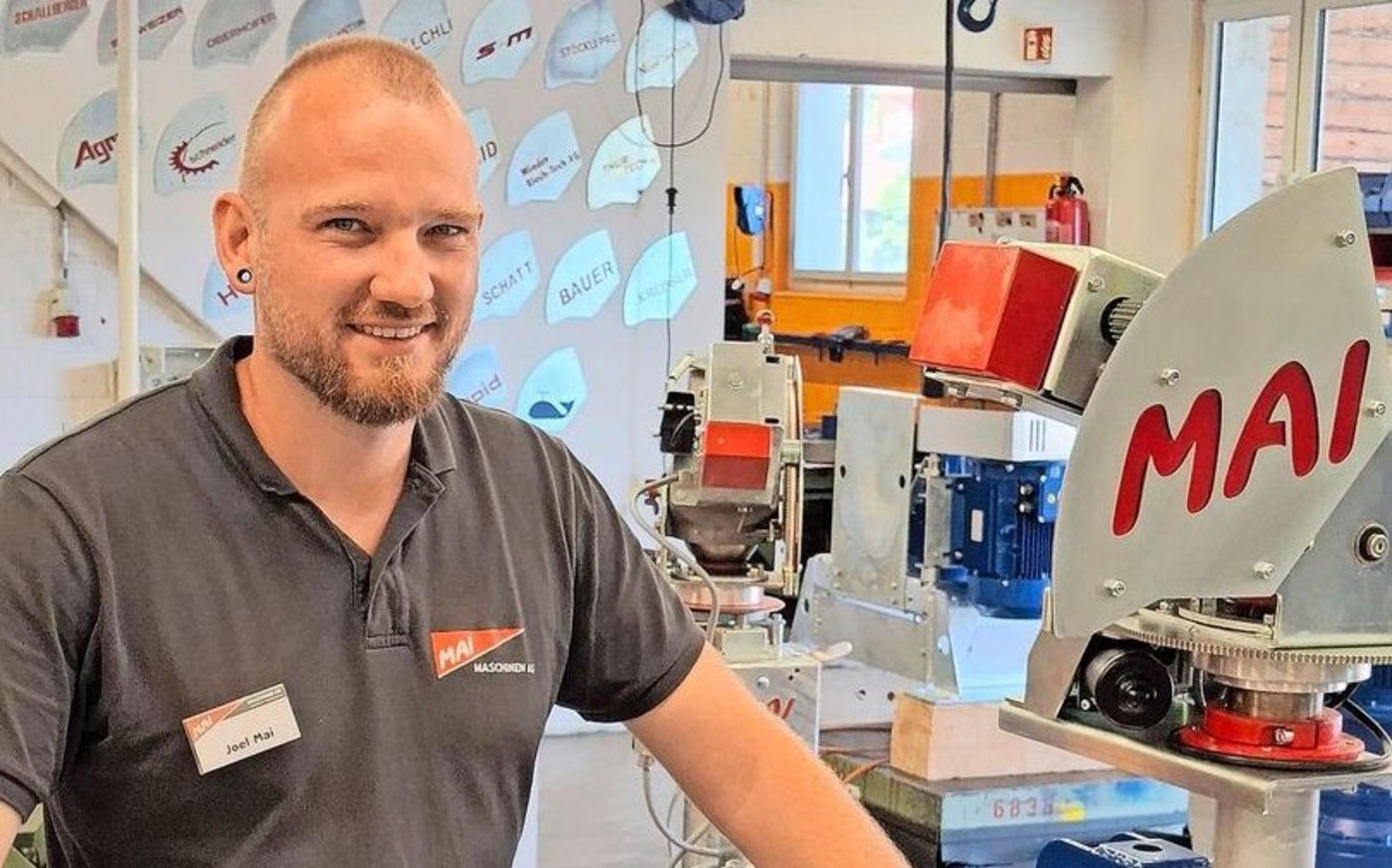 Joel Mai, Geschäftsführer und Inhaber der Mai Maschinen AG, im Montageraum des neuen Firmenstandorts in Dürrenroth.  