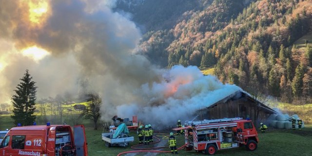 Beim Brand entwickelte sich viel Rauch. (Bilder Kapo BE)