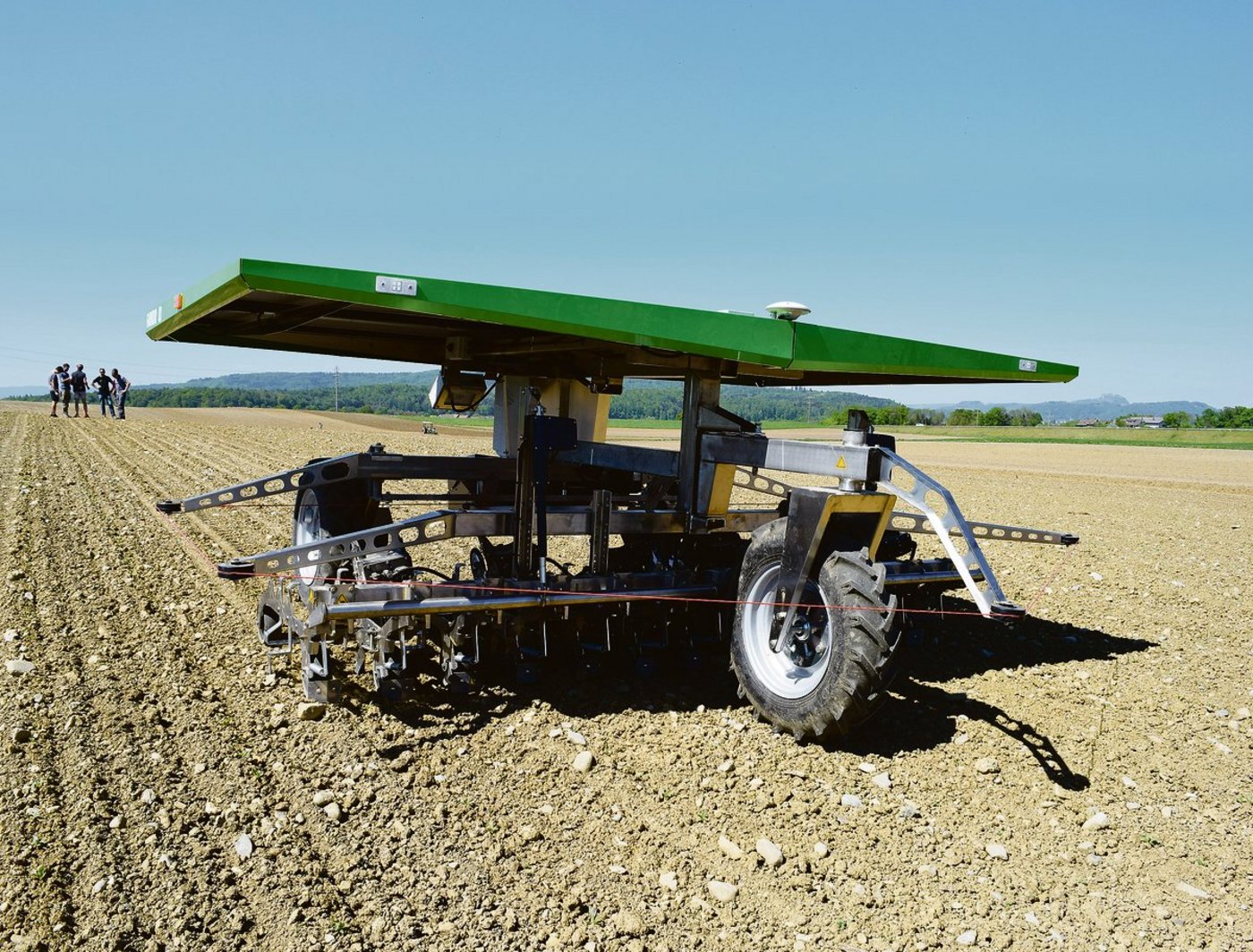 Gutes Beispiel für die Kombination aus Nachhaltigkeit und hoher Produktivität: Der Jätroboter Farmdroid, der heuer im Thurgau im Einsatz stand.(Bild Stefanie Giger)