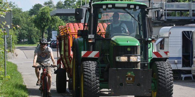 Da elektrisch unterstützte Velos auf den ersten Blick schwer als solche erkennbar sind, wird empfohlen, die Geschwindigkeit herannahender Velos genau zu beobachten und im Zweifelsfall besser zu warten. (Bild BUL) 