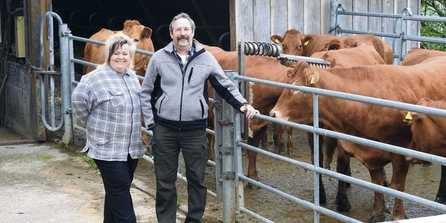 Regula und Lorenz Bitterli bewirtschaften in Wisen im Solothurner Jura einen Hof mit Mutterkuhhaltung und Obstbau.