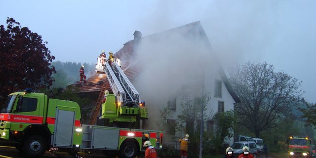 Die Feuerwehr konnte den Brand in dem Bauernhaus, in dem sich mehrere Wohnungen befinden, rasch löschen. (Bild: Kapo ZH)