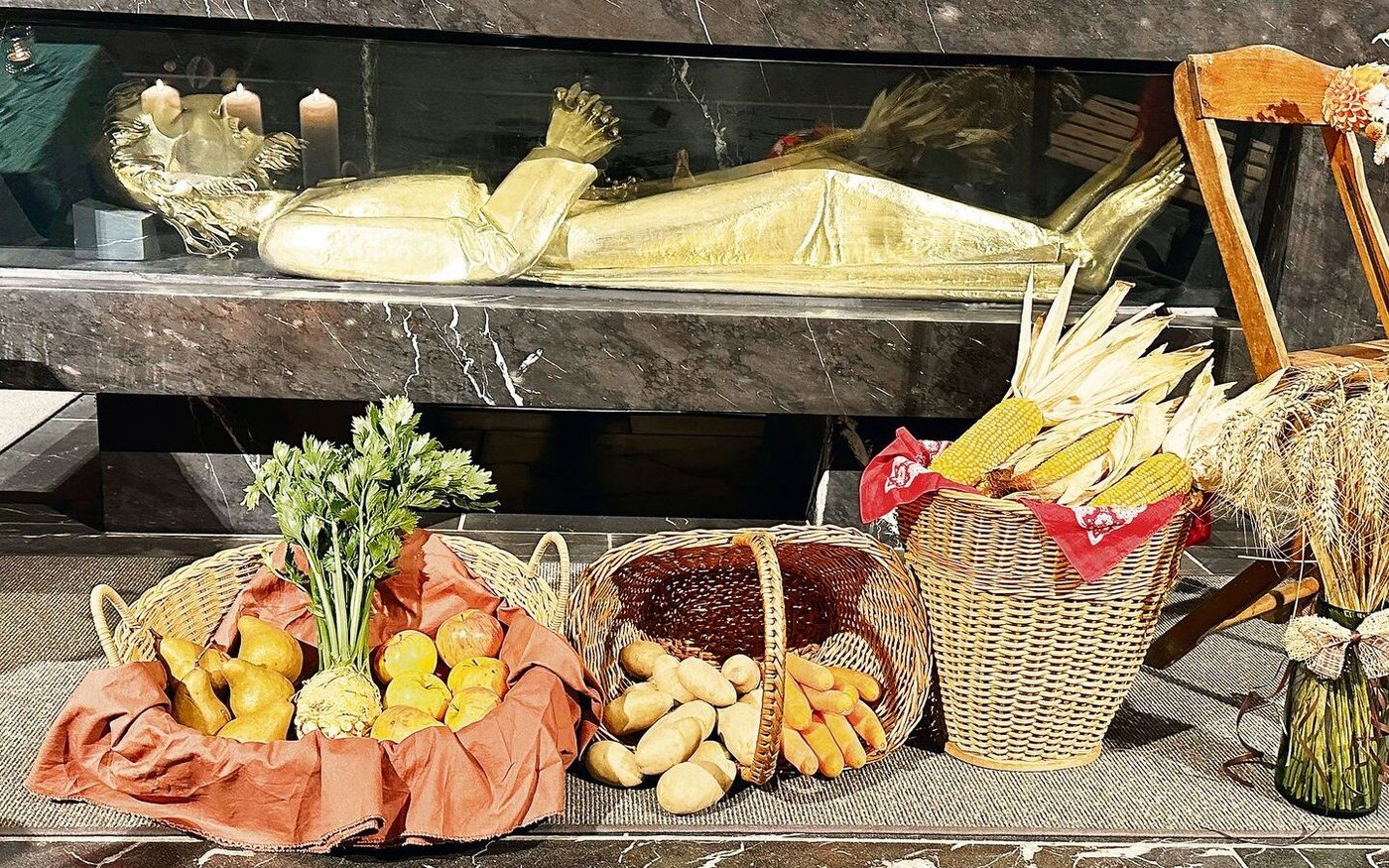 Zum Landfrauen-Gedächtnis wird die Pfarrkirche Sachseln herbstlich geschmückt.