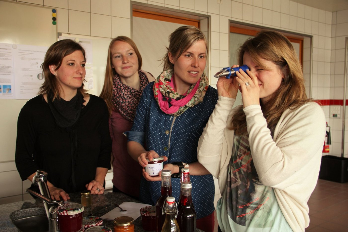 Die Teilnehmer prüfen ihre konservierten Hofprodukte anhand des Refraktometers auf den gesetzlich erforderten Zuckergehalt. (Bild Helen Geisseler)