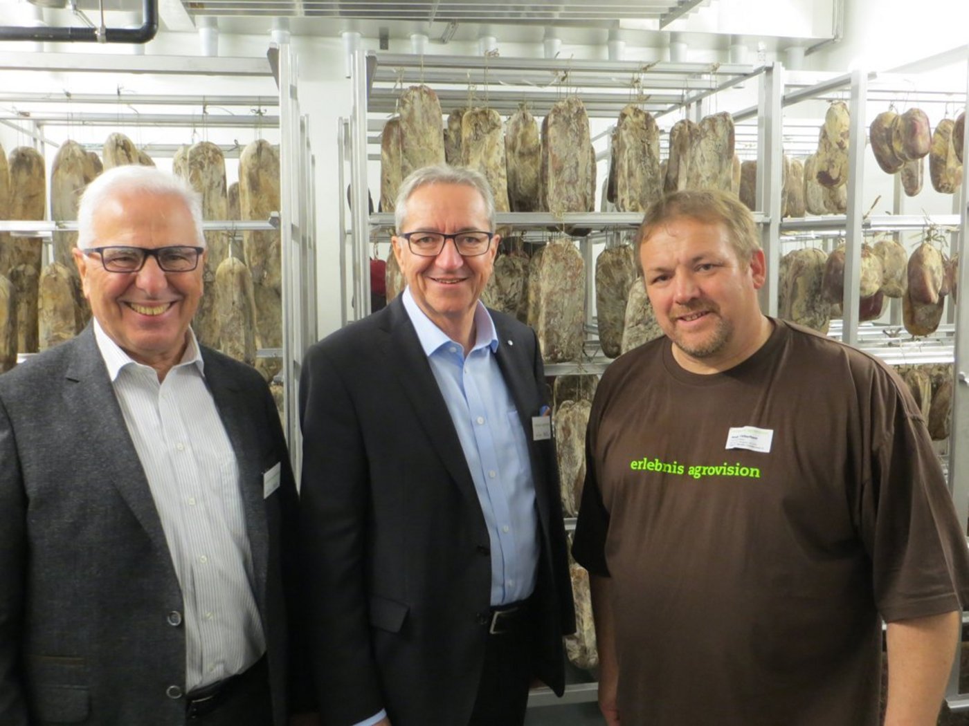 Hans Wey (Präsident der Agrovision Muri), Regierungsrat Robert Küng und Geschäftsführer Andi Lieberherr (v.l.). (Bild Alois Hodel)